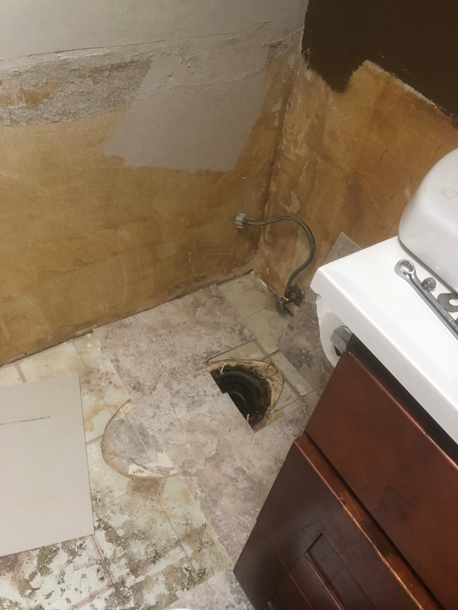 Bathroom walls and floor before renovation